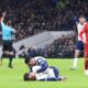 El español Pedro Porro atiende a su compañero del Tottenham, el uruguayo Rodrigo Bentancur, tendido sobre el terreno de juego durante la semifinal de Copa disputada contra el Liverpool. EFE/EPA/NEIL HALL