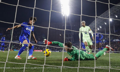 El guardameta del FC Barcelona, Iñaki Peña (d), intenta detener el balón rematado por el centrocampista uruguayo del Getafe, Mauro Arambarri, en la jugada que ha significado el primer gol del equipo madrileño durante el encuentro correspondiente a la jornada 20 de Laliga EA Sports que disputaron Getafe y FC Barcelona en el Coliseum de Getafe. EFE / Chema Moya..