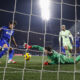 El guardameta del FC Barcelona, Iñaki Peña (d), intenta detener el balón rematado por el centrocampista uruguayo del Getafe, Mauro Arambarri, en la jugada que ha significado el primer gol del equipo madrileño durante el encuentro correspondiente a la jornada 20 de Laliga EA Sports que disputaron Getafe y FC Barcelona en el Coliseum de Getafe. EFE / Chema Moya..