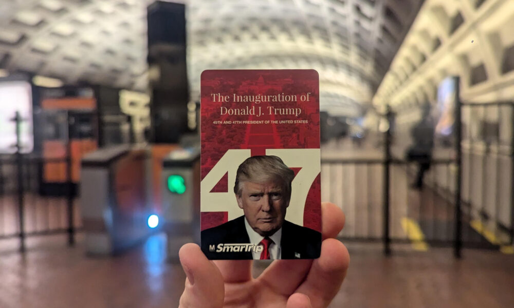 Una persona sostiene una tarjeta del metro conmemorativa con la imagen del presidente electo de Estados Unidos Donald Trump este 16 de enero de 2025, en un estación en Washington (Estados Unidos). EFE/ Eduard Ribas