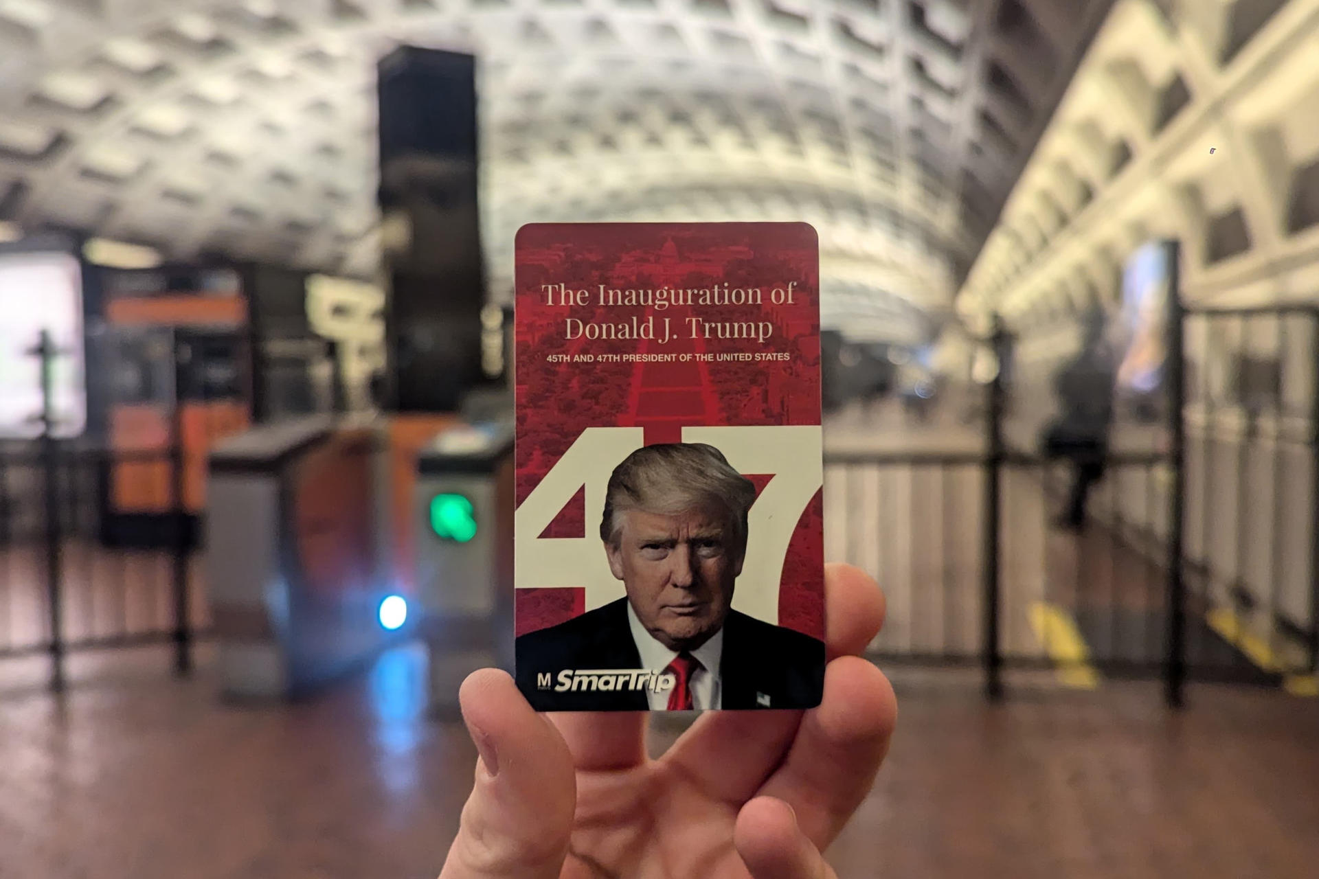 Una persona sostiene una tarjeta del metro conmemorativa con la imagen del presidente electo de Estados Unidos Donald Trump este 16 de enero de 2025, en un estación en Washington (Estados Unidos). EFE/ Eduard Ribas