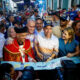 El alcalde de San Juan, Miguel Romero (c) y el capellán de la Catedral de San Juan, el padre Benjamín Pérez (i), cortan la cinta de la inauguración de la edición 55 de las Fiestas de la Calle San Sebastián este jueves, en San Juan (Puerto Rico). EFE/ Thais Llorca