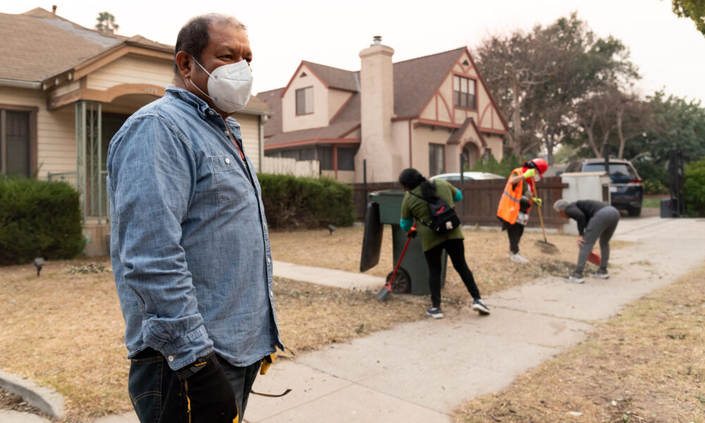 Foto de archivo de jornaleros indocumentados durante una jornada de remoción de árboles caídos en las zonas afectadas por los fuertes vientos y los mortales incendios en Los Ángeles. EFE/ Ana Milena Varón