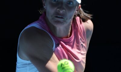 La polaca Iga Swiatek, segunda favorita del Abierto de Australia, avanzó este viernes a los octavos de final tras superar con contundencia a la británica Emma Raducanu por 6-1 y 6-0. EFE/EPA/Marcin Cholewinski