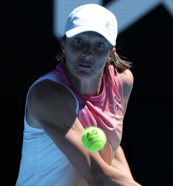 La polaca Iga Swiatek, segunda favorita del Abierto de Australia, avanzó este viernes a los octavos de final tras superar con contundencia a la británica Emma Raducanu por 6-1 y 6-0. EFE/EPA/Marcin Cholewinski