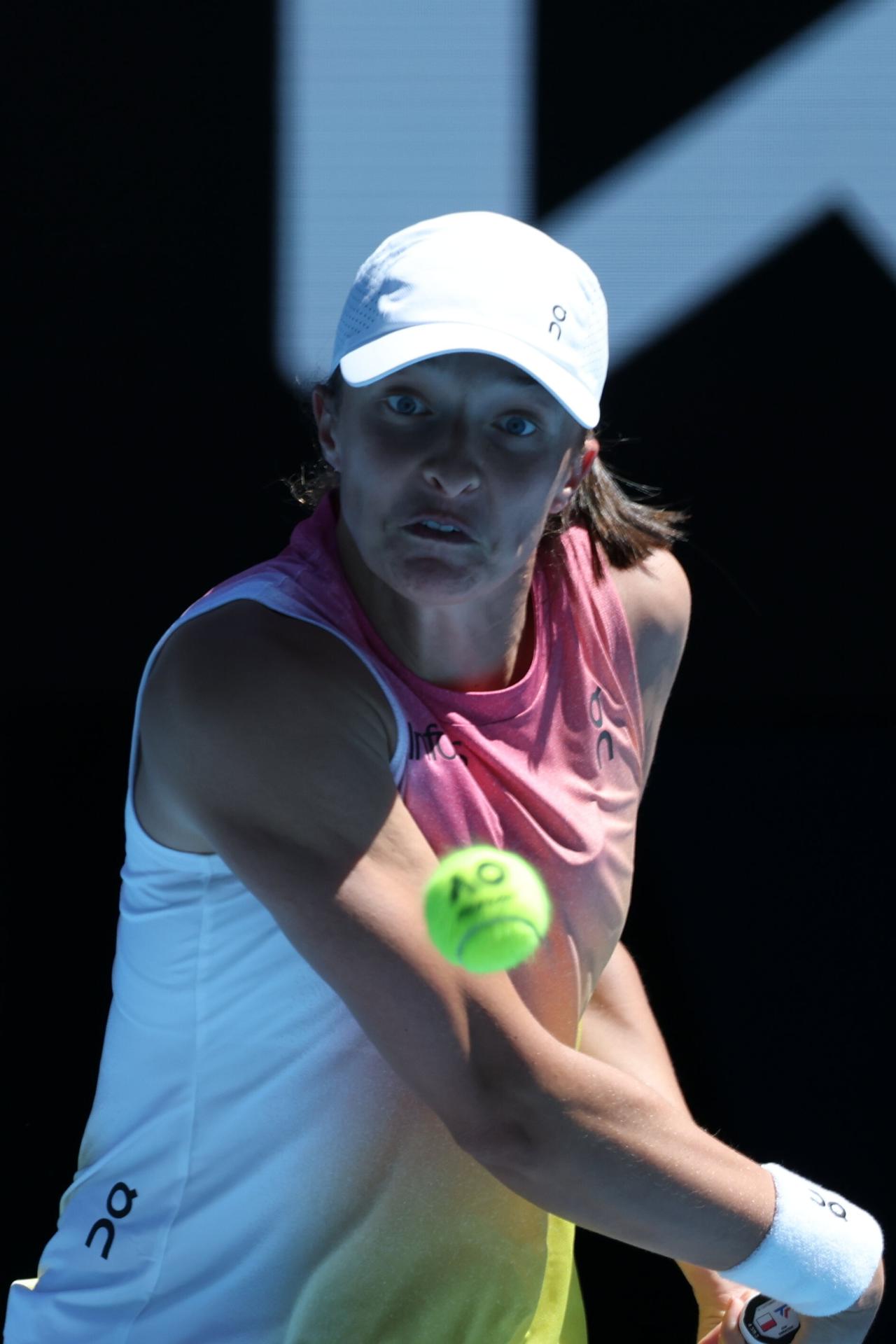 La polaca Iga Swiatek, segunda favorita del Abierto de Australia, avanzó este viernes a los octavos de final tras superar con contundencia a la británica Emma Raducanu por 6-1 y 6-0. EFE/EPA/Marcin Cholewinski