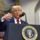 El presidente de Estados Unidos, Donald Trump, ofrece declaraciones en la Sala Roosevelt de la Casa Blanca en Washington D.C (EE.UU.). EFE/EPA/AARON SCHWARTZ / POOL