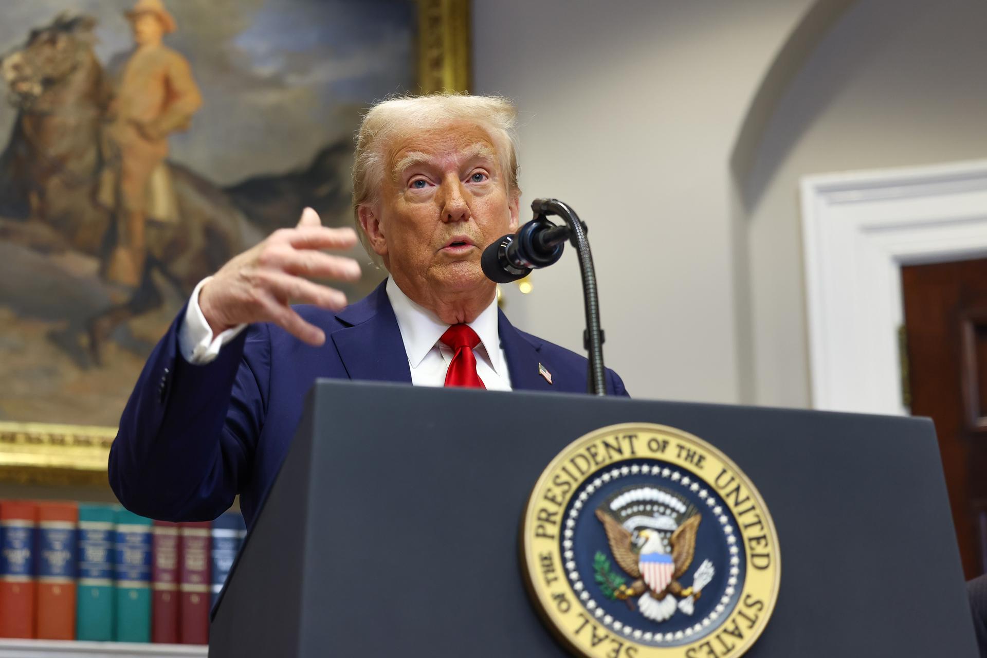 El presidente de Estados Unidos, Donald Trump, ofrece declaraciones en la Sala Roosevelt de la Casa Blanca en Washington D.C (EE.UU.). EFE/EPA/AARON SCHWARTZ / POOL