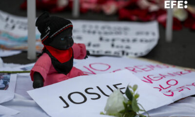 Fotografía de una muñeca durante una manifestación frente a la Fiscalía General del Estado, este martes en Quito (Ecuador). EFE/ José Jácome