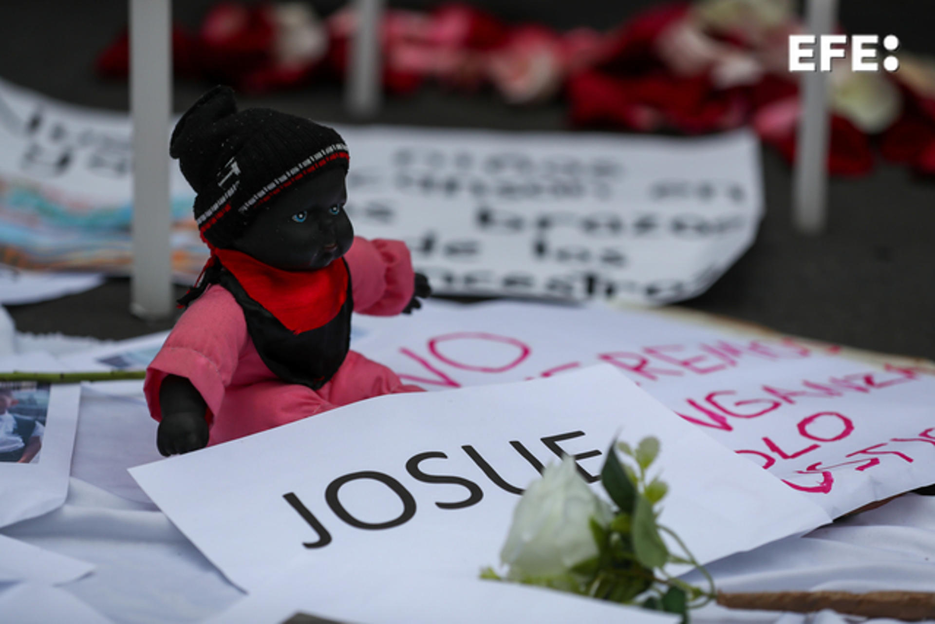 Fotografía de una muñeca durante una manifestación frente a la Fiscalía General del Estado, este martes en Quito (Ecuador). EFE/ José Jácome