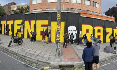 Fotografía panorámica de integrantes de colectivos artísticos pintando un grafiti este viernes en Bogotá (Colombia). EFE/ Carlos Ortega