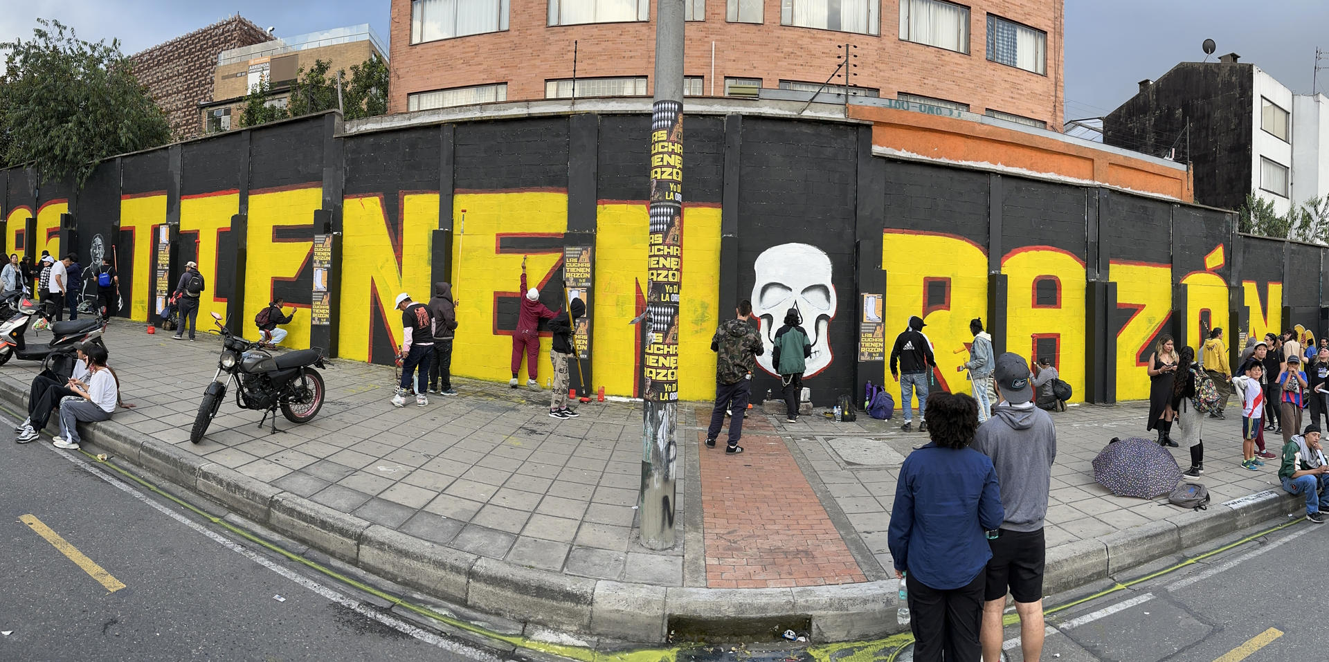 Fotografía panorámica de integrantes de colectivos artísticos pintando un grafiti este viernes en Bogotá (Colombia). EFE/ Carlos Ortega