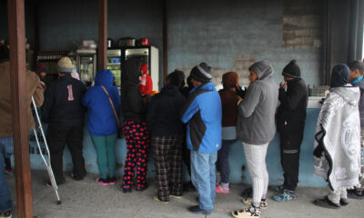 Fotografía del 9 de enero de 2025 de emigrantes esperando en una fila para almorzar en el albergue Senda de Vida 2, en Reynosa (México). EFE/ James Rodríguez