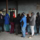 Fotografía del 9 de enero de 2025 de emigrantes esperando en una fila para almorzar en el albergue Senda de Vida 2, en Reynosa (México). EFE/ James Rodríguez