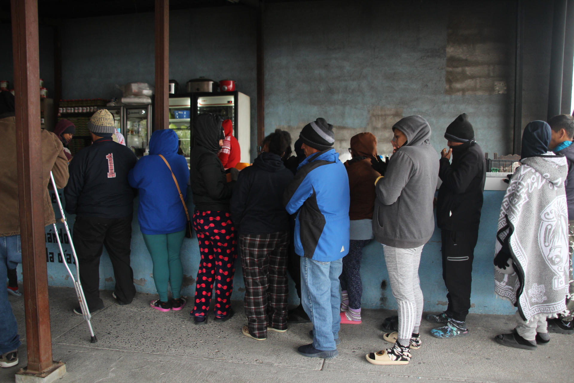 Fotografía del 9 de enero de 2025 de emigrantes esperando en una fila para almorzar en el albergue Senda de Vida 2, en Reynosa (México). EFE/ James Rodríguez