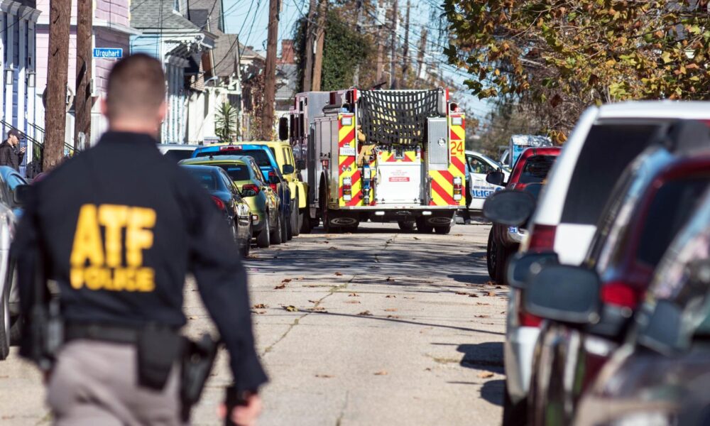 La policía investiga una casa en el 7.º Distrito en Nueva Orleans, Luisiana, EE. UU., 01 de enero de 2025. Al menos 15 personas están muertas y 30 heridas después de que un hombre arrollara a una multitud con una camioneta blanca en Bourbon Street. EFE/EPA/SHAWN FINK