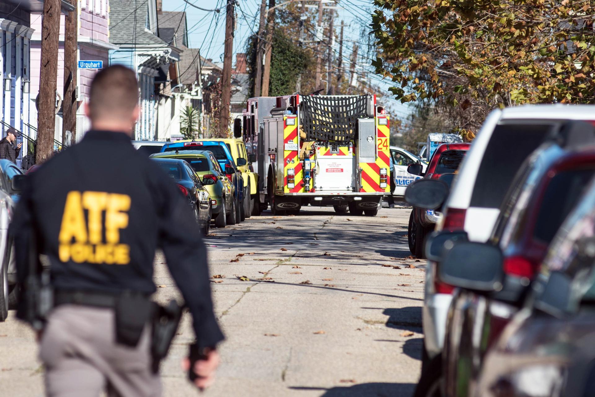 La policía investiga una casa en el 7.º Distrito en Nueva Orleans, Luisiana, EE. UU., 01 de enero de 2025. Al menos 15 personas están muertas y 30 heridas después de que un hombre arrollara a una multitud con una camioneta blanca en Bourbon Street. EFE/EPA/SHAWN FINK