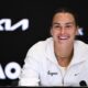 La tenista bielorrusa Aryna Sabalenka durante la conferencia de prensa que ofreció antes del Abierto de Australia en Melbourne Park. EFE/EPA/JOEL CARRETT AUSTRALIA Y NUEVA ZELANDA FUERA