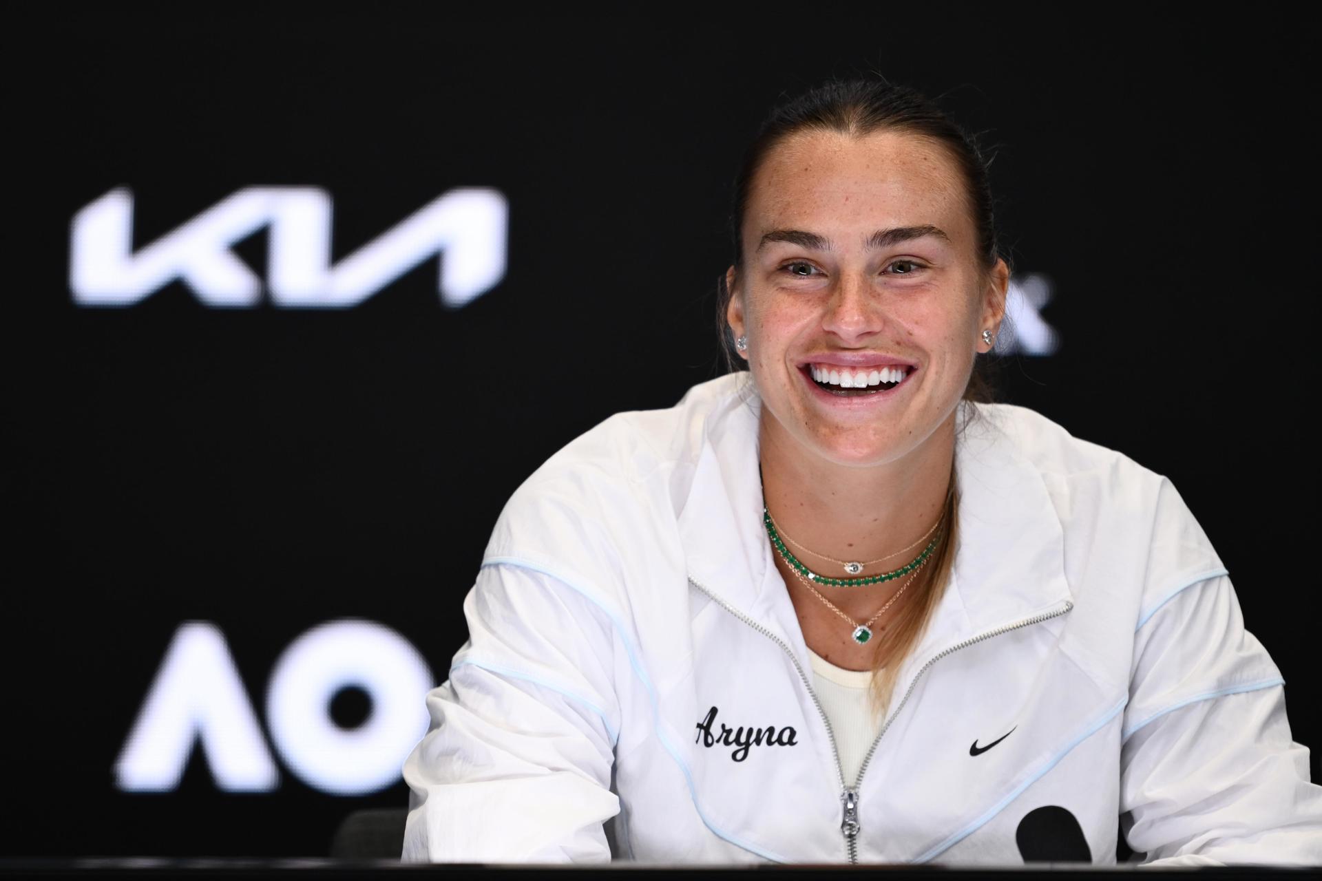 La tenista bielorrusa Aryna Sabalenka durante la conferencia de prensa que ofreció antes del Abierto de Australia en Melbourne Park. EFE/EPA/JOEL CARRETT AUSTRALIA Y NUEVA ZELANDA FUERA