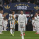 Los jugadores del Real Madrid Luka Modric (c-i) y Lucas Vázquez (c-d) muestran al público el Trofeo de la Copa Intercontinental,en el estadio Santiago Bernabéu en foto de archivo de Fernando Villar. EFE