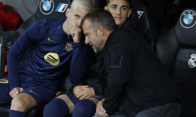 Hans-Dieter Flick (d), entrenador del FC Barcelona, habla con Dani Olmo en foto de archivo de Kiko Huesca