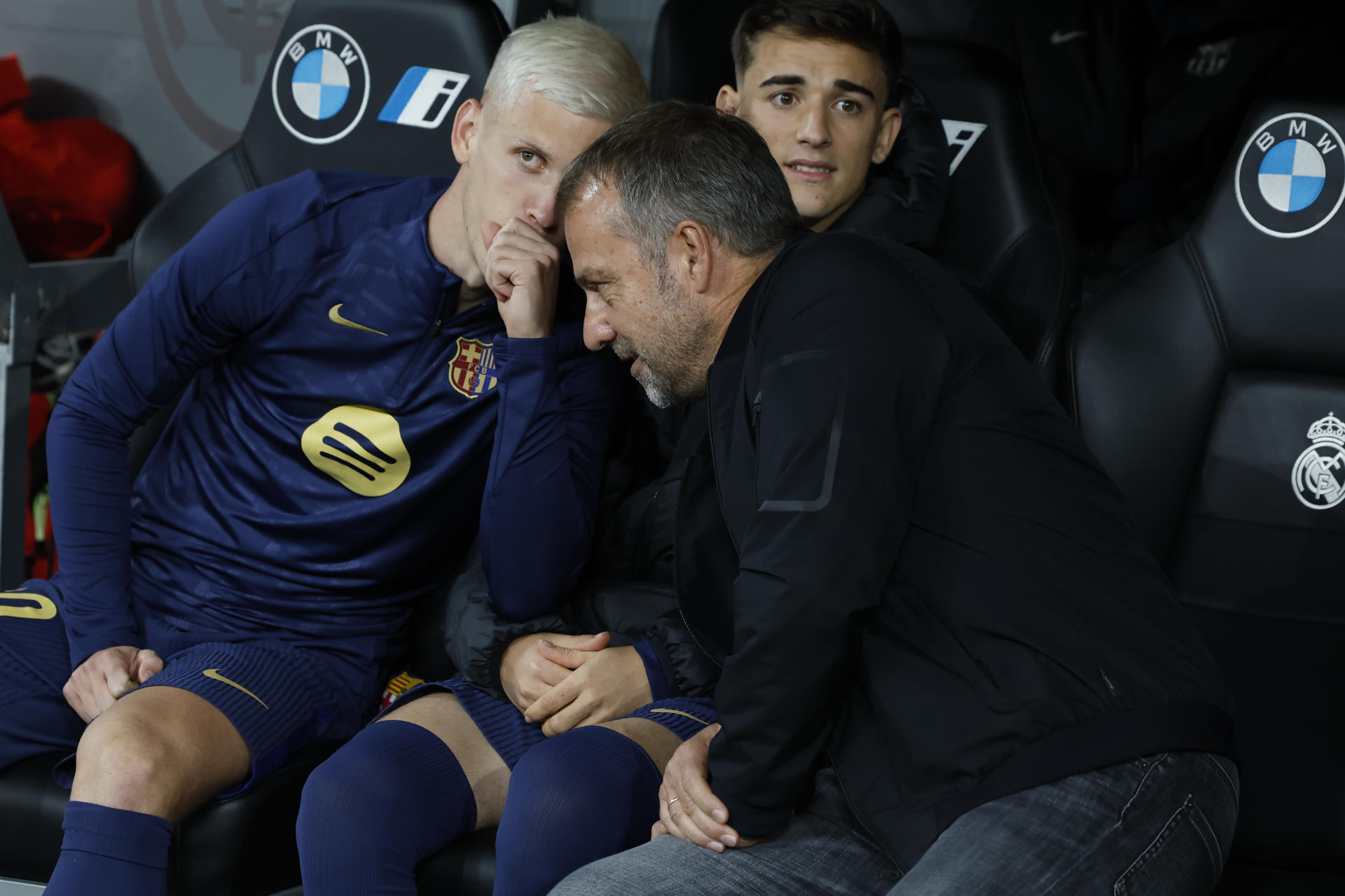 Hans-Dieter Flick (d), entrenador del FC Barcelona, habla con Dani Olmo en foto de archivo de Kiko Huesca