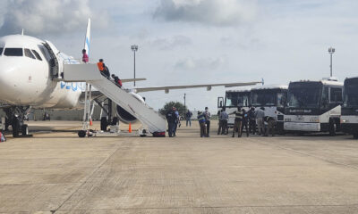 Fotografía de archivo del 19 de julio de 2024 de indocumentados colombianos subiendo a un avión para ser deportados a su país desde el aeropuerto de Harlingen, Texas (Estados Unidos). EFE/Laura Becquer