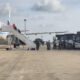 Fotografía de archivo del 19 de julio de 2024 de indocumentados colombianos subiendo a un avión para ser deportados a su país desde el aeropuerto de Harlingen, Texas (Estados Unidos). EFE/Laura Becquer