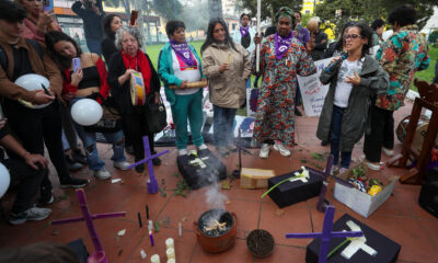 Un grupo de mujeres participa de una vigilia frente al ministerio de Defensa de Ecuador, para exigir justicia y verdad en el caso de los menores detenidos por militares, este miércoles en Quito (Ecuador). EFE/José Jácome