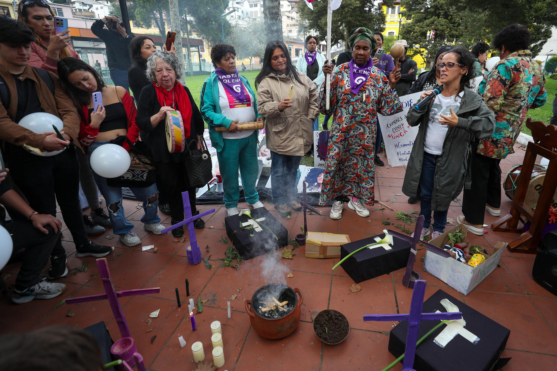 Un grupo de mujeres participa de una vigilia frente al ministerio de Defensa de Ecuador, para exigir justicia y verdad en el caso de los menores detenidos por militares, este miércoles en Quito (Ecuador). EFE/José Jácome