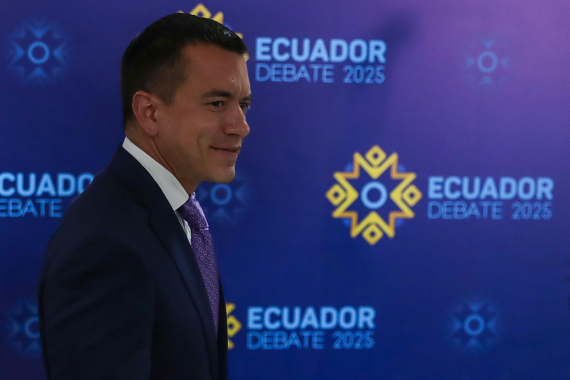 El presidente de Ecuador, Daniel Noboa, del Partido Acción Democrática Nacional (ADN), a su llegada al debate presidencial este domingo en las instalaciones del canal Ecuador TV, en Quito (Ecuador). EFE/José Jácome