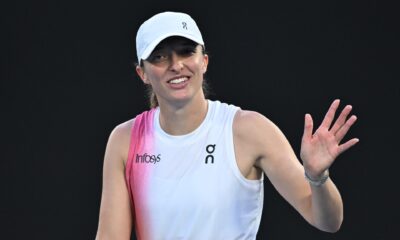 La tenista polaca Iga Swiatek en acción durante su partido de cuarta ronda de individuales femeninos contra la alemana Eva Lys en el  Abierto de Australia en Melbourne. EFE/EPA/JAMES ROSS