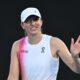 La tenista polaca Iga Swiatek en acción durante su partido de cuarta ronda de individuales femeninos contra la alemana Eva Lys en el  Abierto de Australia en Melbourne. EFE/EPA/JAMES ROSS