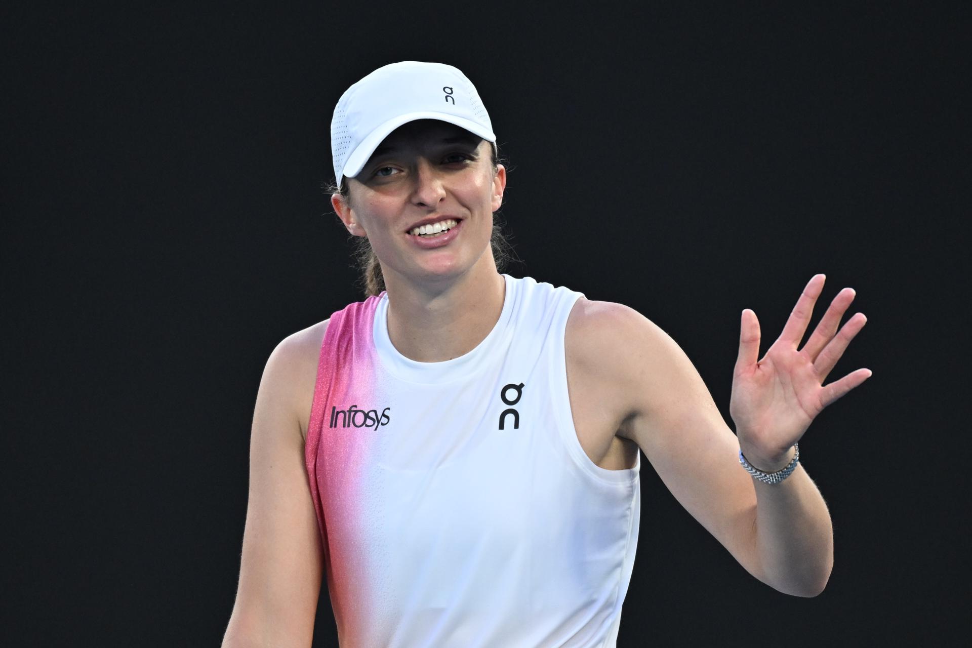 La tenista polaca Iga Swiatek en acción durante su partido de cuarta ronda de individuales femeninos contra la alemana Eva Lys en el  Abierto de Australia en Melbourne. EFE/EPA/JAMES ROSS