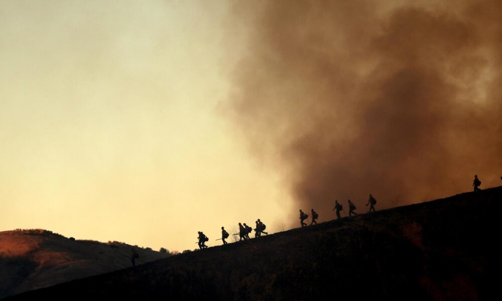 Los bomberos toman posiciones para combatir el incendio Kenneth en el vecindario de Woodland Hills en Los Ángeles, California, EE. UU. EFE/ALLISON DINNER