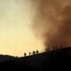 Los bomberos toman posiciones para combatir el incendio Kenneth en el vecindario de Woodland Hills en Los Ángeles, California, EE. UU. EFE/ALLISON DINNER