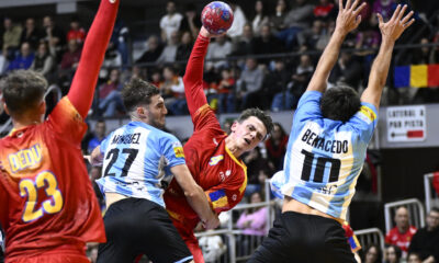 El central de Rumanía Daniel Stanciuc (c) lanza a puerta en el partido del Torneo Internacional de España de balonmano entre las selecciones de Argentina y Rumanía, este sábado en Castellón de la Plana (Comunidad Valenciana). EFE/ Andreu Esteban