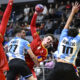 El central de Rumanía Daniel Stanciuc (c) lanza a puerta en el partido del Torneo Internacional de España de balonmano entre las selecciones de Argentina y Rumanía, este sábado en Castellón de la Plana (Comunidad Valenciana). EFE/ Andreu Esteban