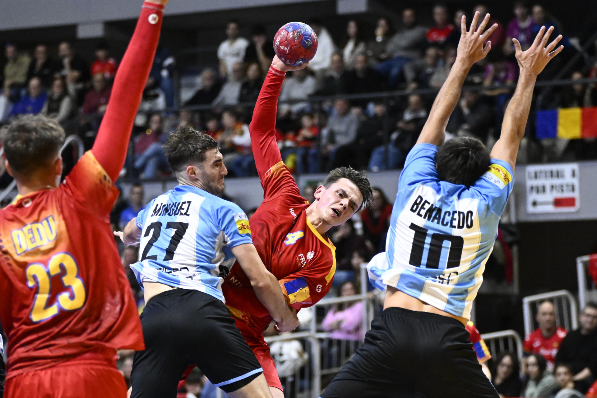 El central de Rumanía Daniel Stanciuc (c) lanza a puerta en el partido del Torneo Internacional de España de balonmano entre las selecciones de Argentina y Rumanía, este sábado en Castellón de la Plana (Comunidad Valenciana). EFE/ Andreu Esteban