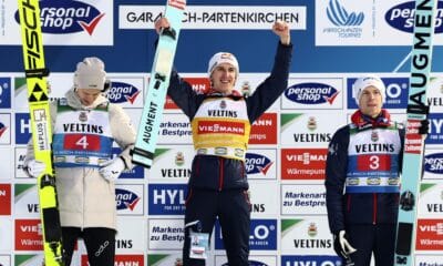 Podio de la prueba del totneo Cuatro Trampolines de Año uevo en Garmisch-partenkirchen, con Daniel Tschofenig (C), Gregor Deschwanden (i) y Michael Hayboeck (d). EFE/EPA/ANNA SZILAGYI