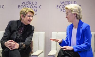 Imagen de este martes de la presidenta de la Comisión Europea, Ursula von der Leyen (d), con la presidenta de Suiza, Karin Keller-Sutter (i) en Davos. EFE/EPA/LAURENT GILLIERON / POOL