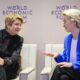 Imagen de este martes de la presidenta de la Comisión Europea, Ursula von der Leyen (d), con la presidenta de Suiza, Karin Keller-Sutter (i) en Davos. EFE/EPA/LAURENT GILLIERON / POOL