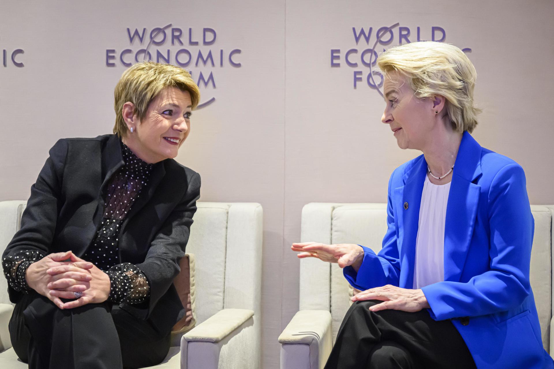 Imagen de este martes de la presidenta de la Comisión Europea, Ursula von der Leyen (d), con la presidenta de Suiza, Karin Keller-Sutter (i) en Davos. EFE/EPA/LAURENT GILLIERON / POOL