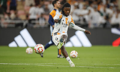 El centrocampista francés del Real Madrid Eduardo Camavinga calienta momentos antes del partido de semifinales de la Supercopa de España de fútbol entre el Real Madrid y el Mallorca, este jueves en Yeda. EFE/ Alberto Estévez