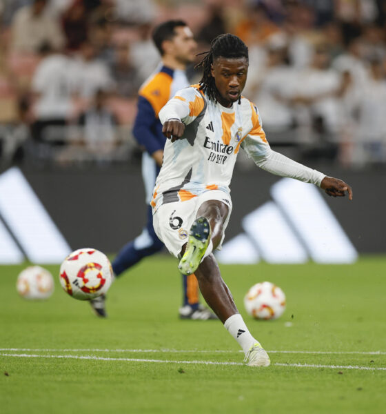 El centrocampista francés del Real Madrid Eduardo Camavinga calienta momentos antes del partido de semifinales de la Supercopa de España de fútbol entre el Real Madrid y el Mallorca, este jueves en Yeda. EFE/ Alberto Estévez