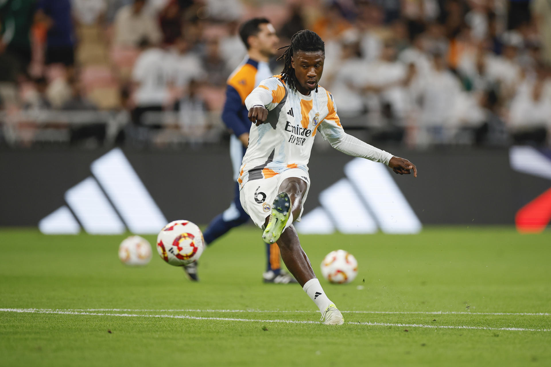 El centrocampista francés del Real Madrid Eduardo Camavinga calienta momentos antes del partido de semifinales de la Supercopa de España de fútbol entre el Real Madrid y el Mallorca, este jueves en Yeda. EFE/ Alberto Estévez