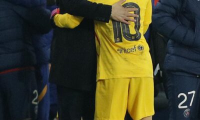 Fotografía de archivo tomada cuando el entrenador argentino Mauricio Pochettino dirigía al Paris Saint Germain y el diez Lionel Messi conducía al Barcelona.Pochettino, ahora como seleccionador de Estados Unidos, elogió este sábado la importancia de su compatriota para el crecimiento de la MLS desde su puesto en el Inter Miami. EFE/EPA/YOAN VALAT