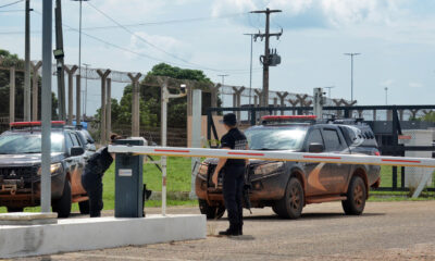 Fotografía de archivo en donde se ven policías en la entrada de una prisión en Brasil. EFE/ Ney Douglas