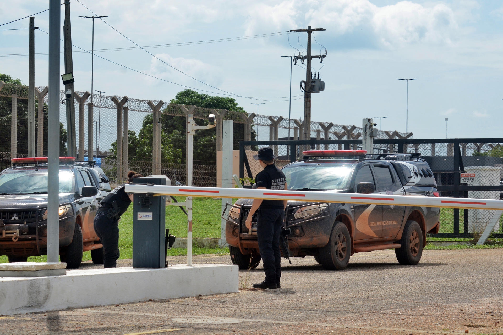 Fotografía de archivo en donde se ven policías en la entrada de una prisión en Brasil. EFE/ Ney Douglas