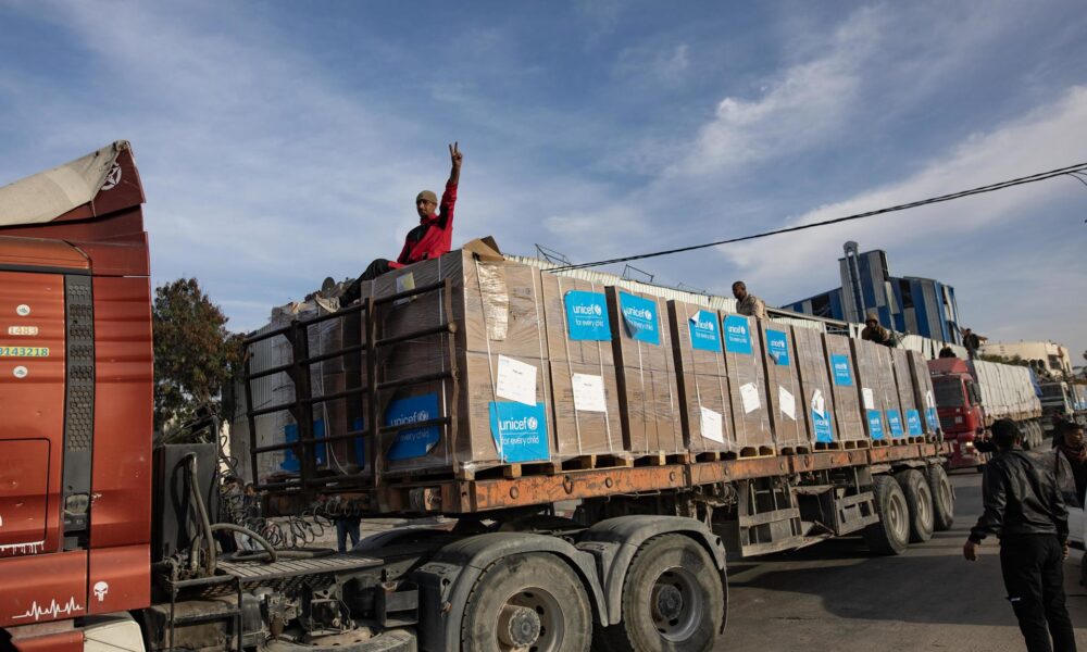 Camiones palestinos transportan ayuda desde el paso fronterizo de Rafah entre Egipto y la Franja de Gaza. EFE/HAITHAM IMAD